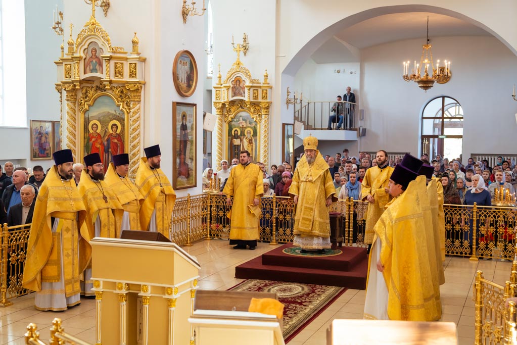 Митрополит Омский и Таврический Владимир совершил Божественную литургию в кафедральном соборе Рождества Христова