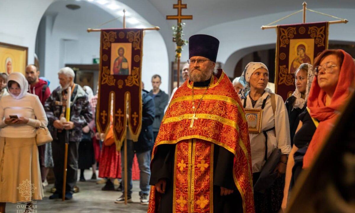 Настоятель и духовенство собора сослужили Божественную Литургию митрополиту Дионисию