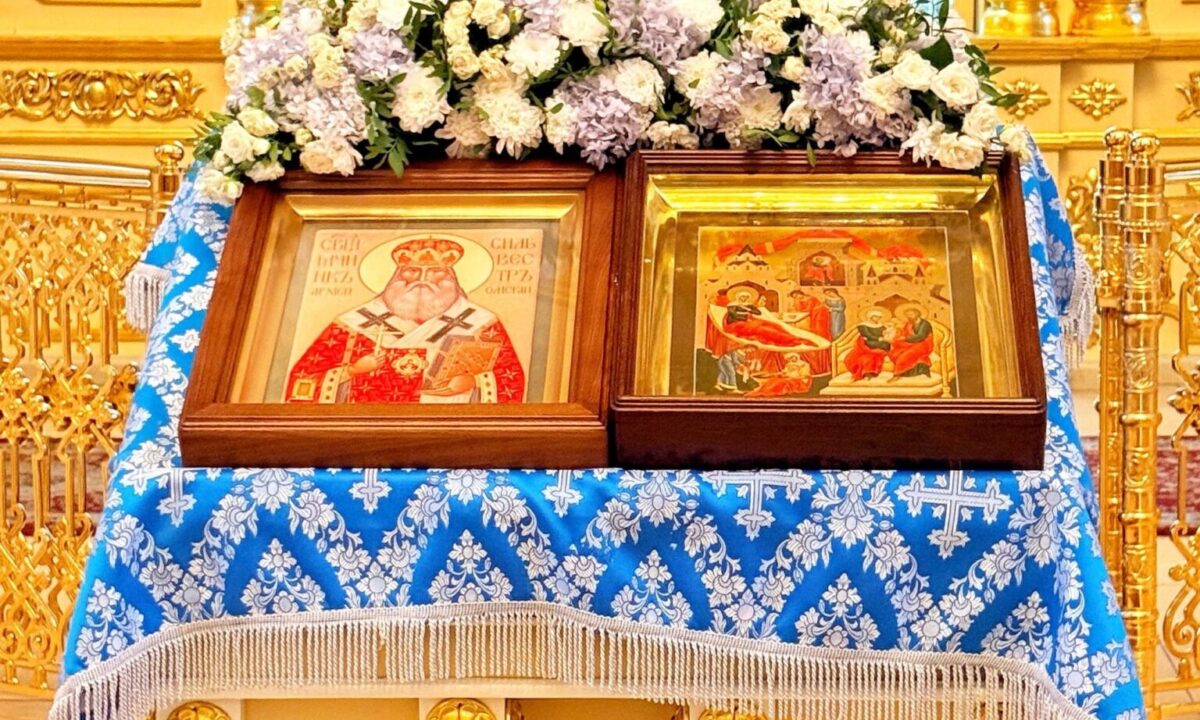 Нашему собору была передана икона с частицей облачения святого Сильвестра архиепископа Омского
