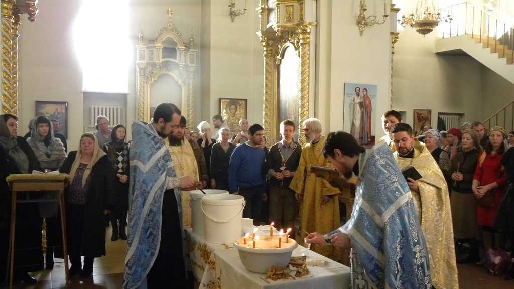 23.12.2014г. в соборе Рождества Христова прошло таинство Елеосвящения (Соборование)