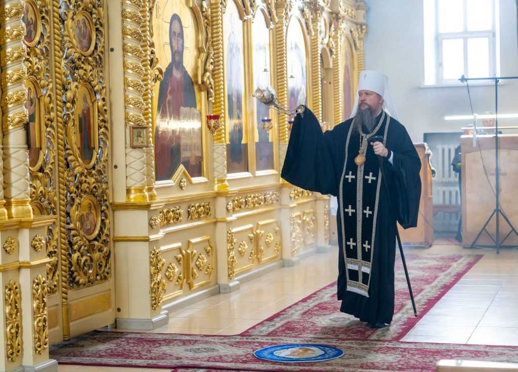Митрополит Омский и Таврический Дионисий молился за богослужением в соборе Рождества Христова
