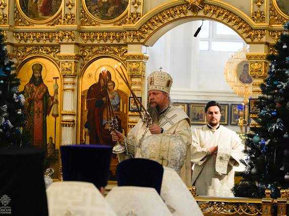Торжественное богослужение в Успенском кафедральном соборе.