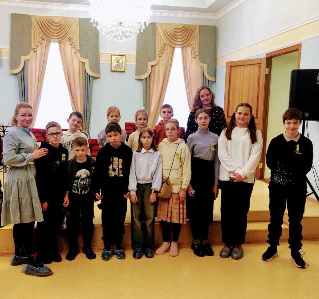 Воспитанники воскресной школы на уроке памяти «Блокадный хлеб».